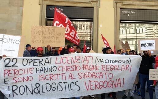 Firenze, 22 licenziati Iron&Logistics protestano davanti al negozio Emporio Armani