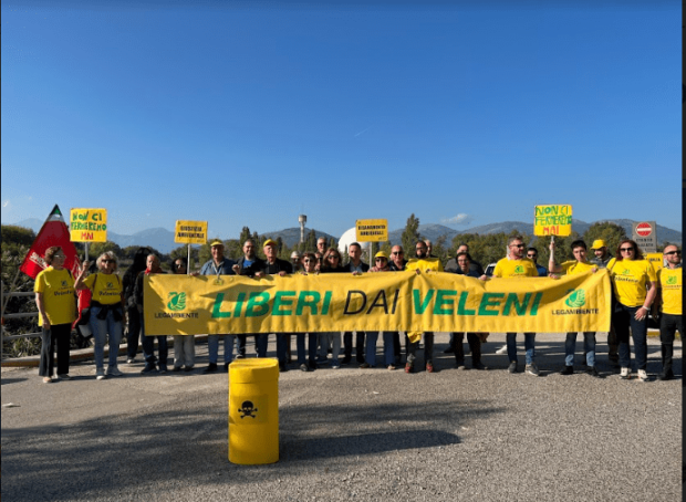 Caserta, militanti Legambiente davanti all’ex centrale nucleare del Garigliano: “liberi dai veleni”