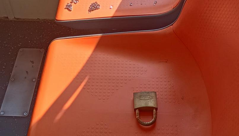 Napoli, lucchetto lanciato contro bus in corsa: ferita una ragazza