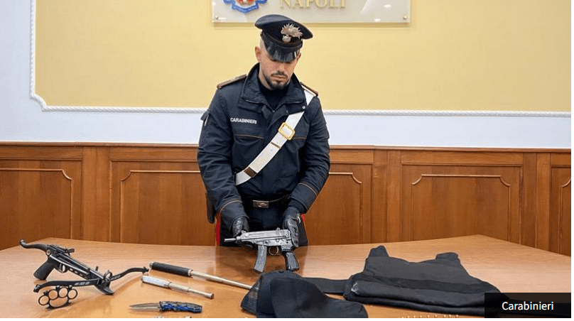 Napoli, tentano di sparare ai Carabinieri con una mitraglietta: due arresti