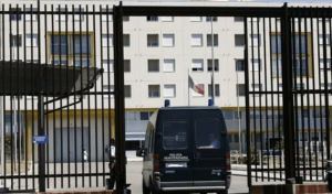 Reggio Calabria, torture e pestaggi a un detenuto: arrestati 8 agenti della polizia penitenziaria