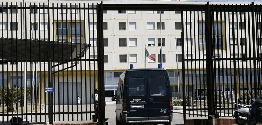 Reggio Calabria, torture e pestaggi a un detenuto: arrestati 8 agenti della polizia penitenziaria