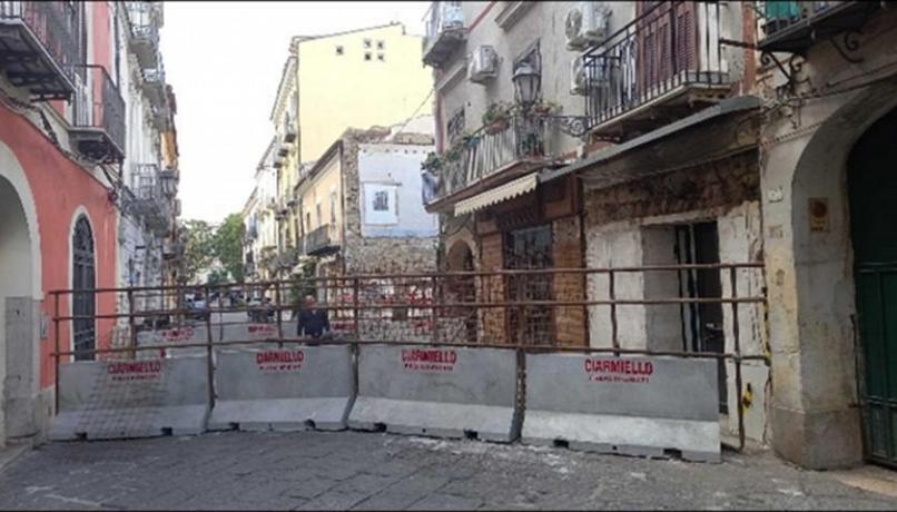 Caserta, ancora proteste per un edificio che divide il centro storico