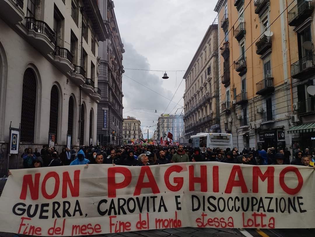 20 mila in corteo a Napoli: “insorgiamo contro guerra, carovita, disoccupazione e salari di fame”