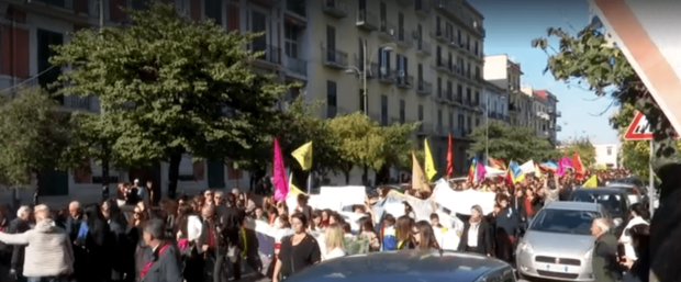 Napoli, la marcia di centinaia di ragazzi contro la camorra a Ponticelli. Assenti Comune, Questura e Prefettura