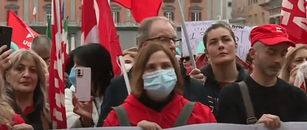 Napoli, 2 mila in piazza contro la manovra economica del governo Meloni