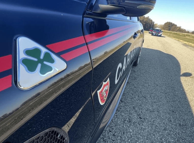 Napoli, si fingono carabinieri e gli perquisiscono casa: ma eseguono un furto