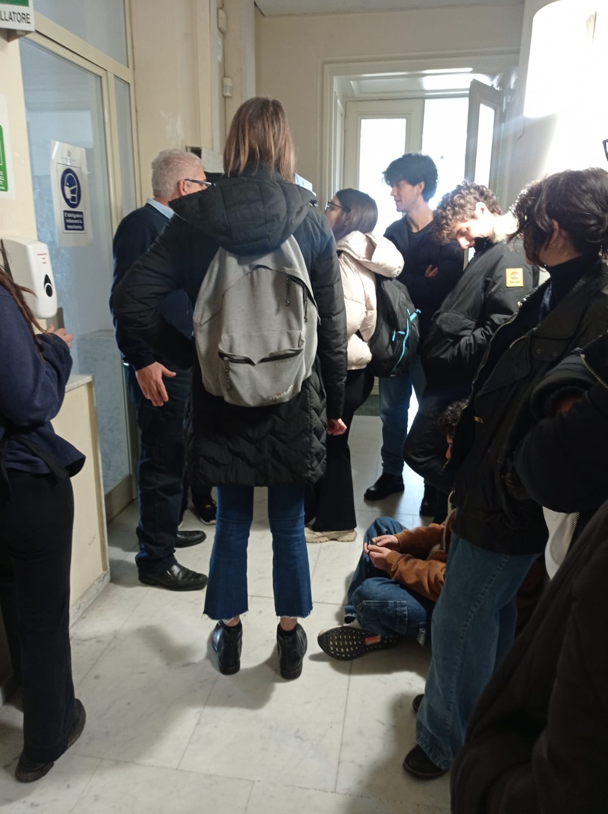 Napoli, la protesta degli studenti dell’Università Orientale: interrotta la seduta del consiglio di amministrazione