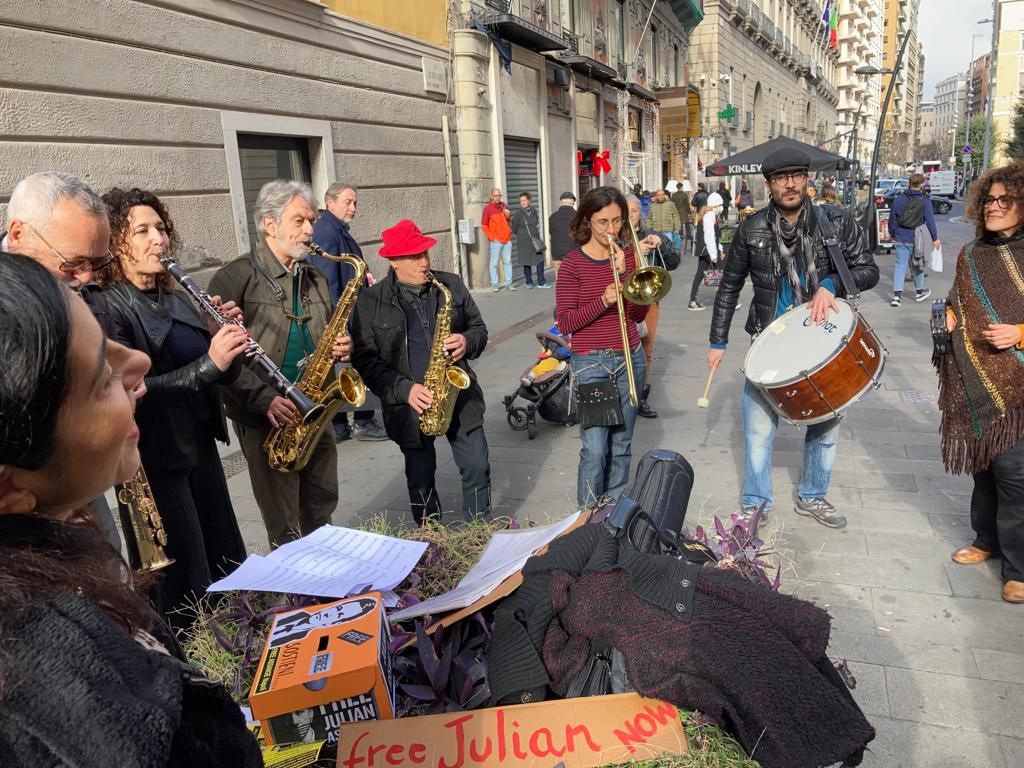 Napoli,  gli attivisti: cittadinanza onoraria al giornalista Julian Assange vittima di persecuzione politica