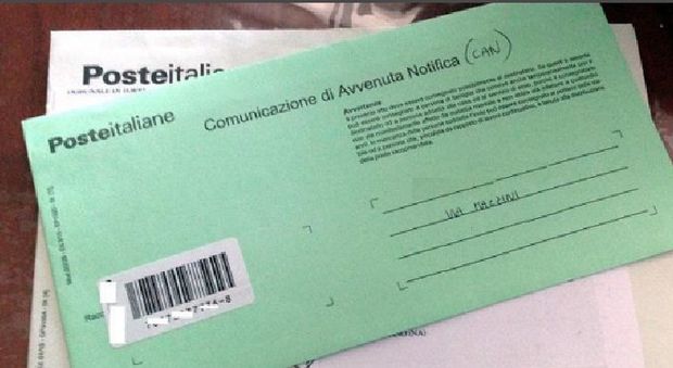 Napoli, nuova truffa contro gli automobilisti:   multe fasulle depositate sui parabrezza delle auto  in sosta