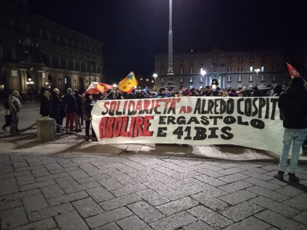 Napoli, 500 al presidio di lotta: “revocare carcere duro al detenuto anarchico Alfredo Cospito”