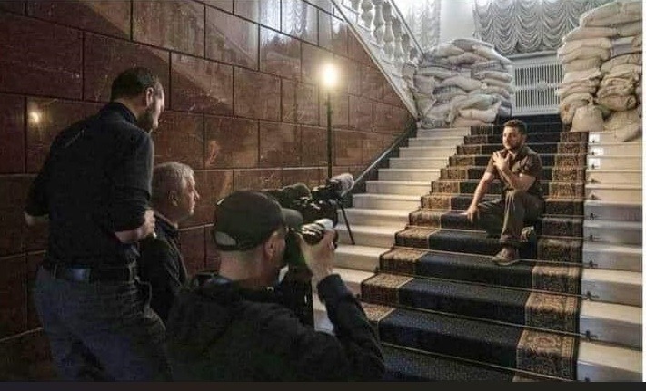 Sceneggiata e propaganda senza fine: il presidente ucraino Zelensky al festival di Sanremo