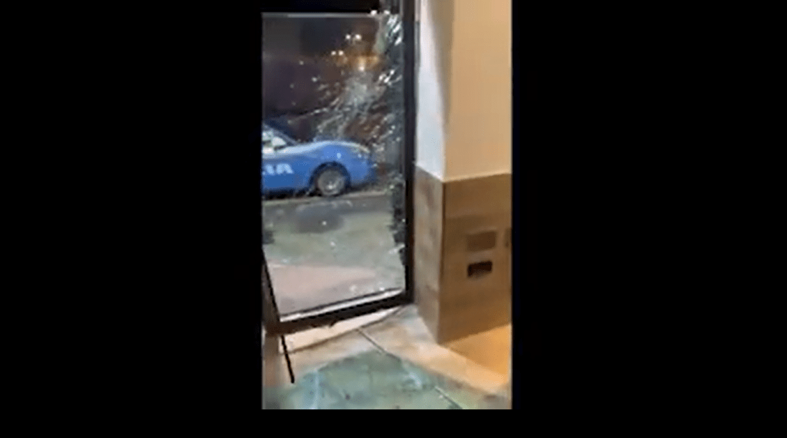 Napoli, Capodanno: sfondano la vetrina di una pizzeria con un’ambulanza rubata