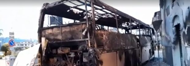 Guerriglia a Pagani, a fuoco autobus dei tifosi casertani. Società Paganese: “atti di guerriglia hanno macchiato la parte sana della tifoseria azzurrostellata”