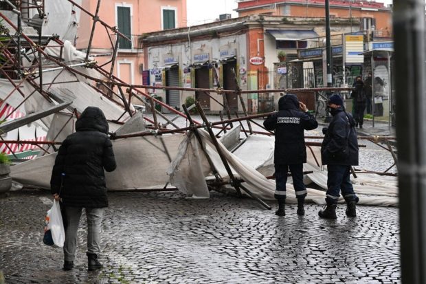 Napoli, vento forte e mare agitato: cadono alberi e impalcature 