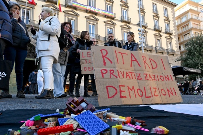 Napoli, presidio di lotta davanti Palazzo San Giacomo: “il Comune chiude gli asili nido senza indicare alternative”