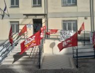 Presidio di lotta davanti all’Asl Napoli 1 Centro: “stop tagli e licenziamenti negli appalti della sanità pubblica campana”