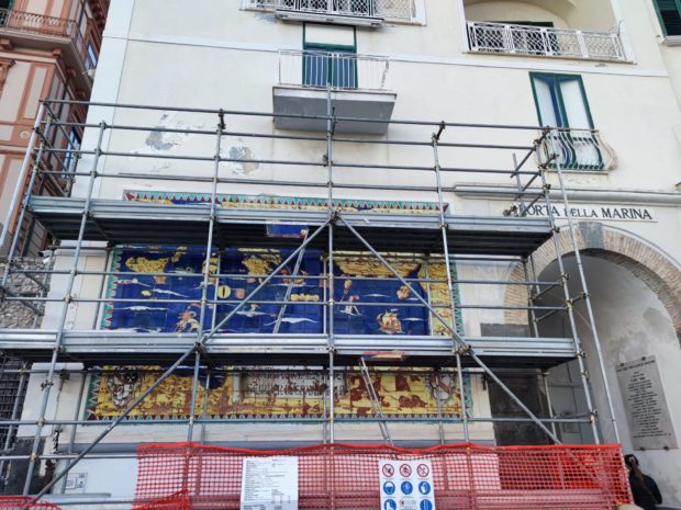 <strong>Amalfi, al via i lavori di restauro al pannello maiolicato della Porta della Marina</strong>