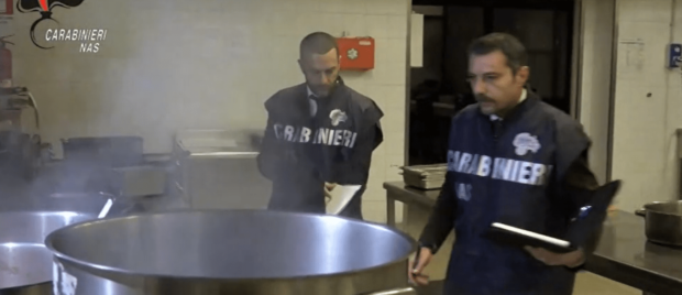 Ispezioni dei Carabinieri Nas nelle mense scolastiche: irregolare una su tre, chiuse 9 cucine 