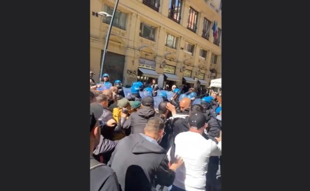 Napoli, i disoccupati chiedono lavoro: ricevono manganellate