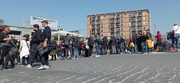 Napoli, l’antagonismo dei disoccupati: bloccato il porto e occupata la sede del Pd