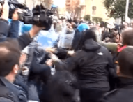 Napoli, inizia la rivolta dei disoccupati contro il taglio del Reddito. Scontri e cariche davanti alla sede del Comune