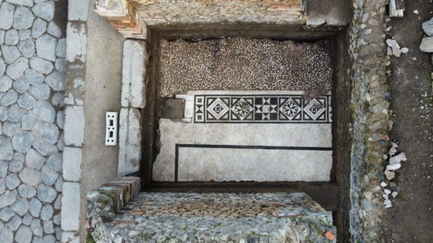 Pompei, dal complesso Terme Stabiane affiora pavimento a mosaico