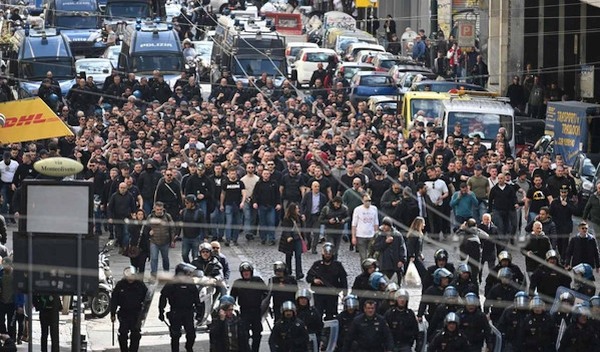 Il centro di Napoli devastato da 300 tifosi dell’Eintracht: ministro, questore e prefetto nella bufera