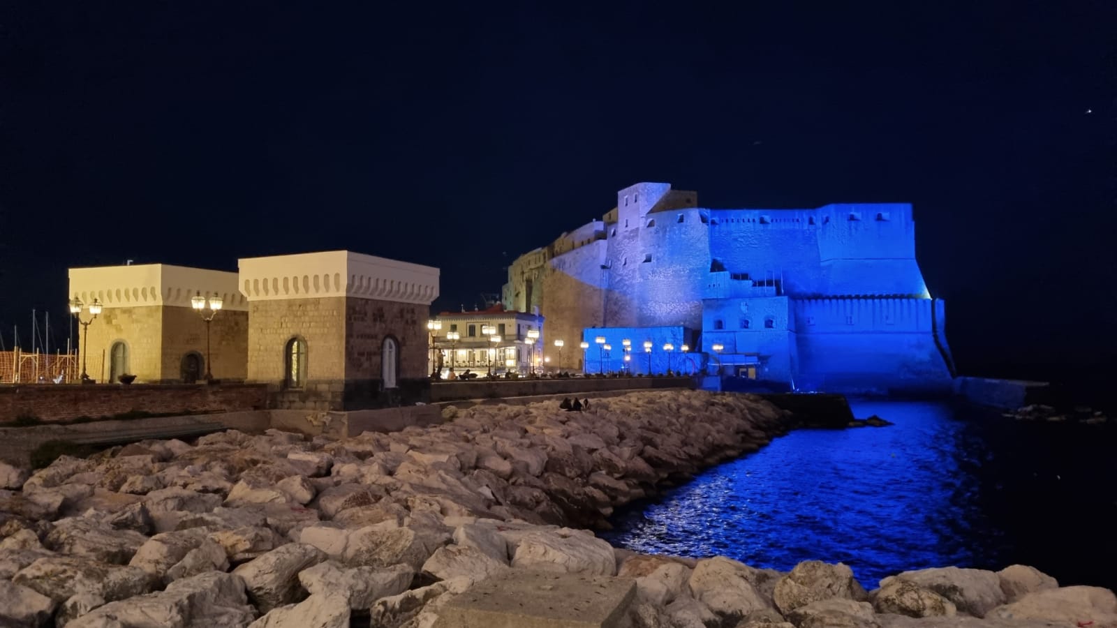 Napoli verso lo scudetto, luce azzurra illumina i monumenti