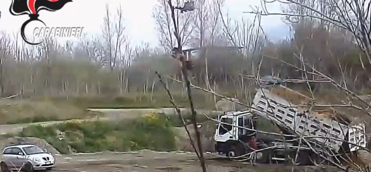 Ottaviano, tonnellate di rifiuti sotterrate anche nel parco del Vesuvio: 9 arresti