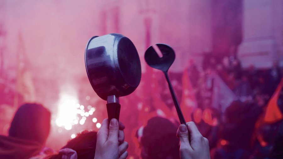 Francia, 2 milioni di lavoratori e studenti in piazza per il 1 maggio