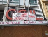 Napoli: striscione davanti alla sede della Cgil: “in Francia leoni, in Italia servi dei padroni”