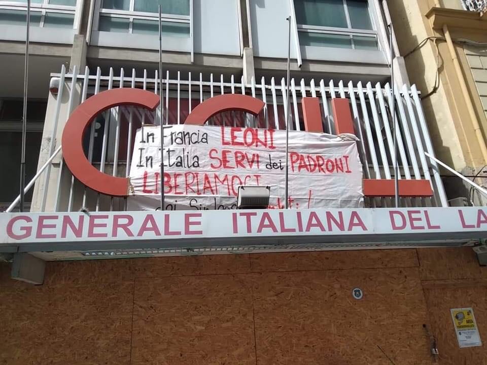 Napoli: striscione davanti alla sede della Cgil: “in Francia leoni, in Italia servi dei padroni”
