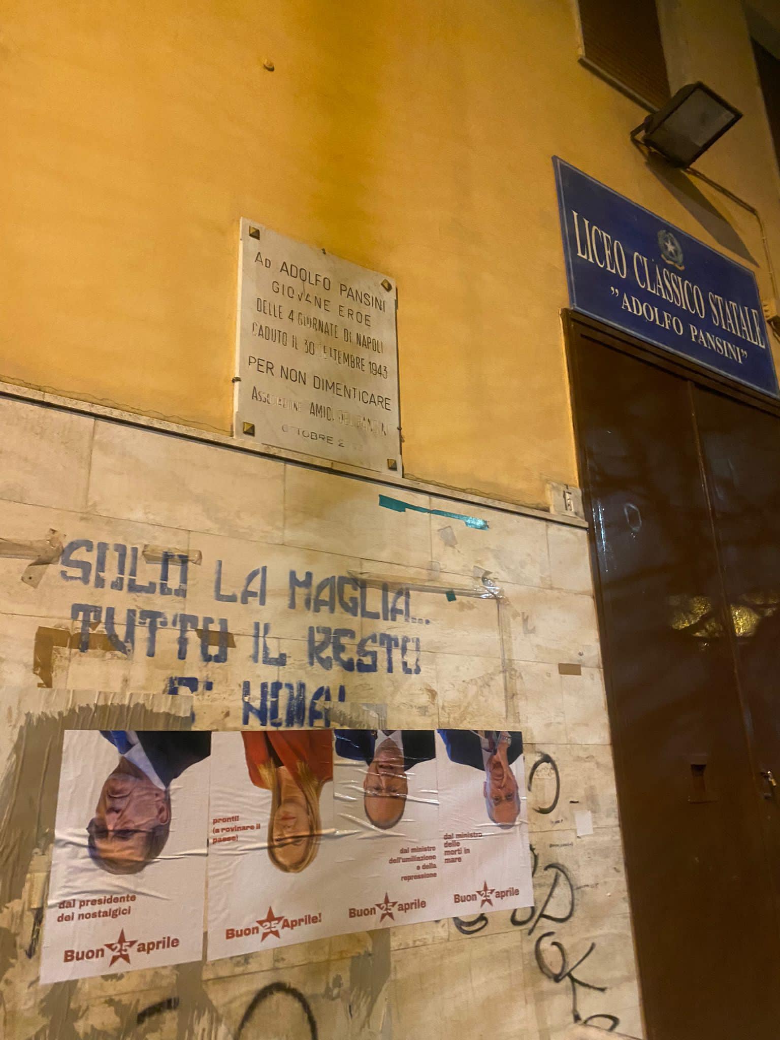 Napoli, 25 aprile: affissi manifesti con Meloni, La Russa, Piantedosi e Valditara a testa giù