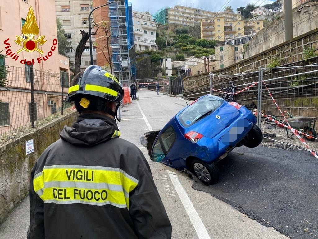 Napoli, quartiere Chiaia: voragine inghiotta auto. 87enne salvato dai vigili