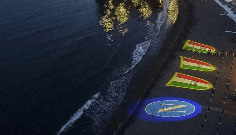 Napoli, lo scudetto appare sulla spiaggia    a Posillipo vicino Palazzo Donn’Anna