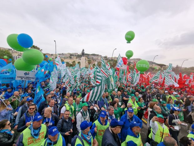 Napoli, 50 mila in piazza: “sul lavoro e i diritti applicate la Costituzione”