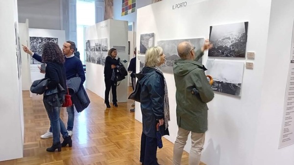 Una delle delle sale espositive della mostra dedicata alle fotografie di Michele De Angelis