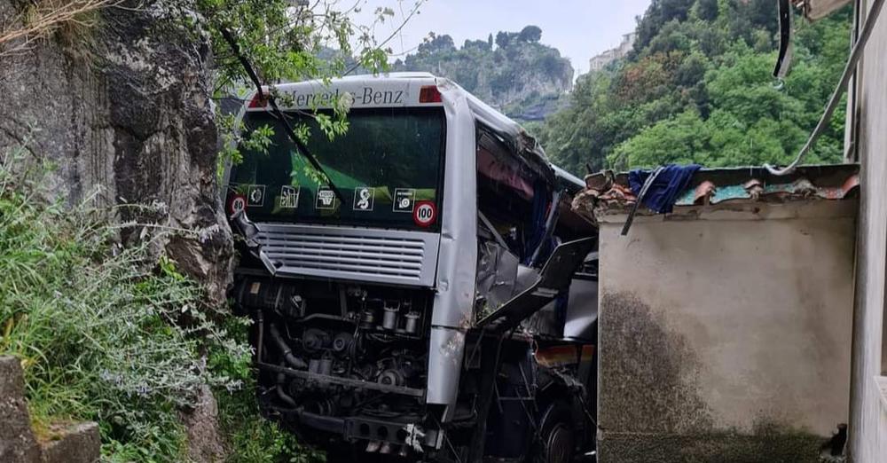 Ravello, precipita bus: muore giovane autista
