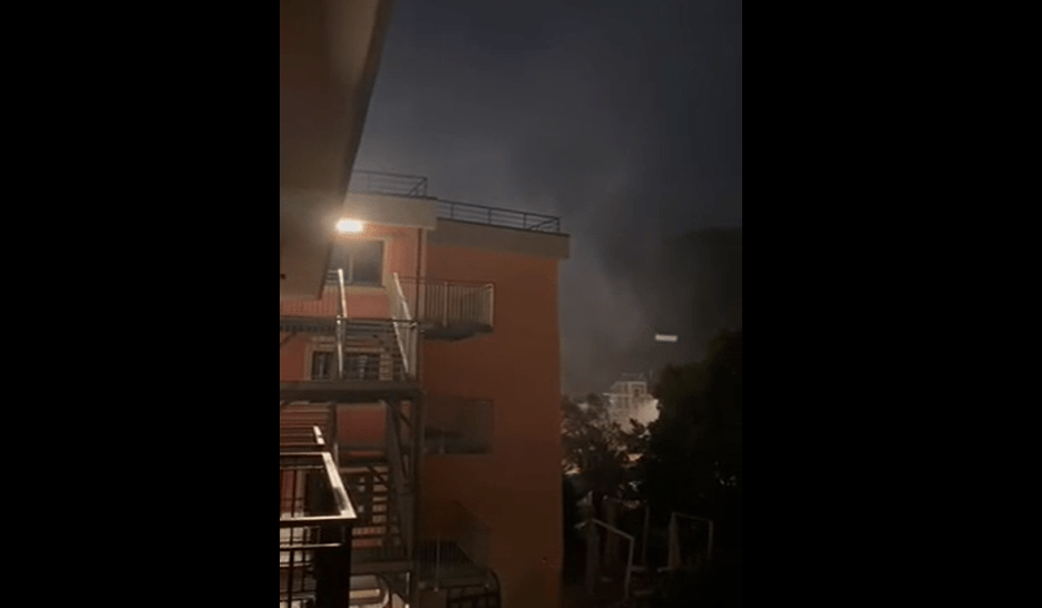 Salerno, petardi e fuochi d’artificio davanti all’albergo della Fiorentina
