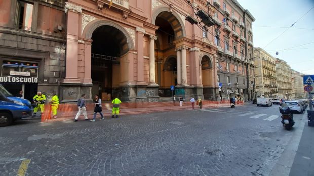 Napoli, crollo calcinacci Galleria Principe: interdetta intera facciata