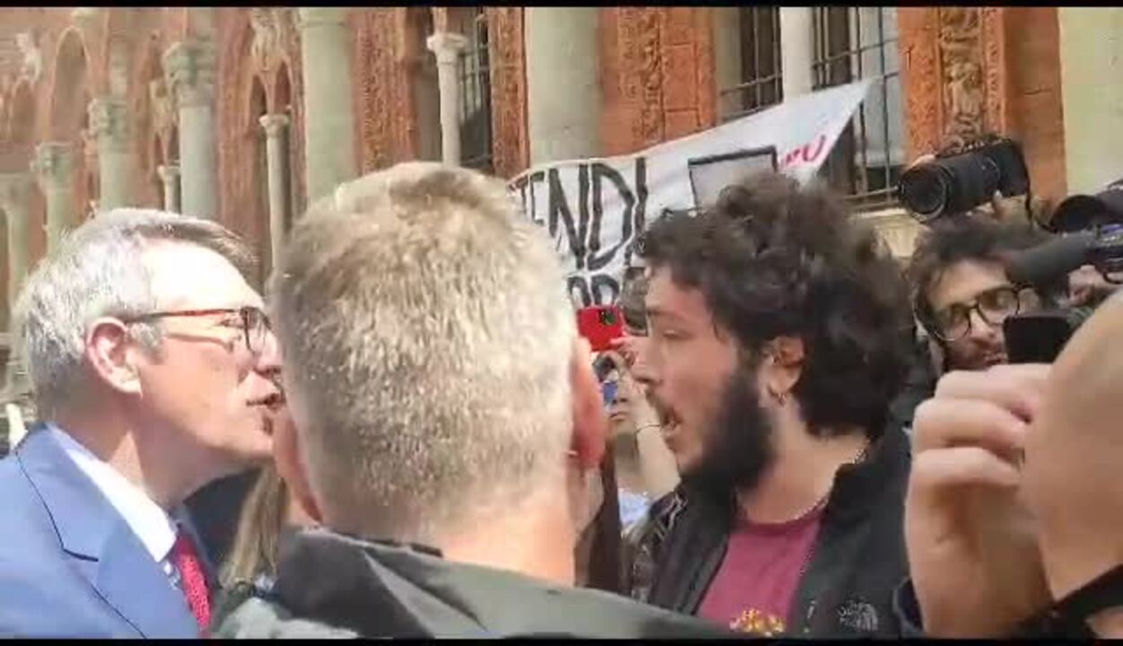 Milano, gli studenti contestano Landini: “siete i responsabili della miseria. I diritti ce li conquistiamo da soli”