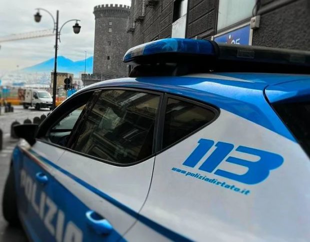 Napoli, raffica di spari da uno scooter: feriti un 19enne e una passante. Sfiorata una strage