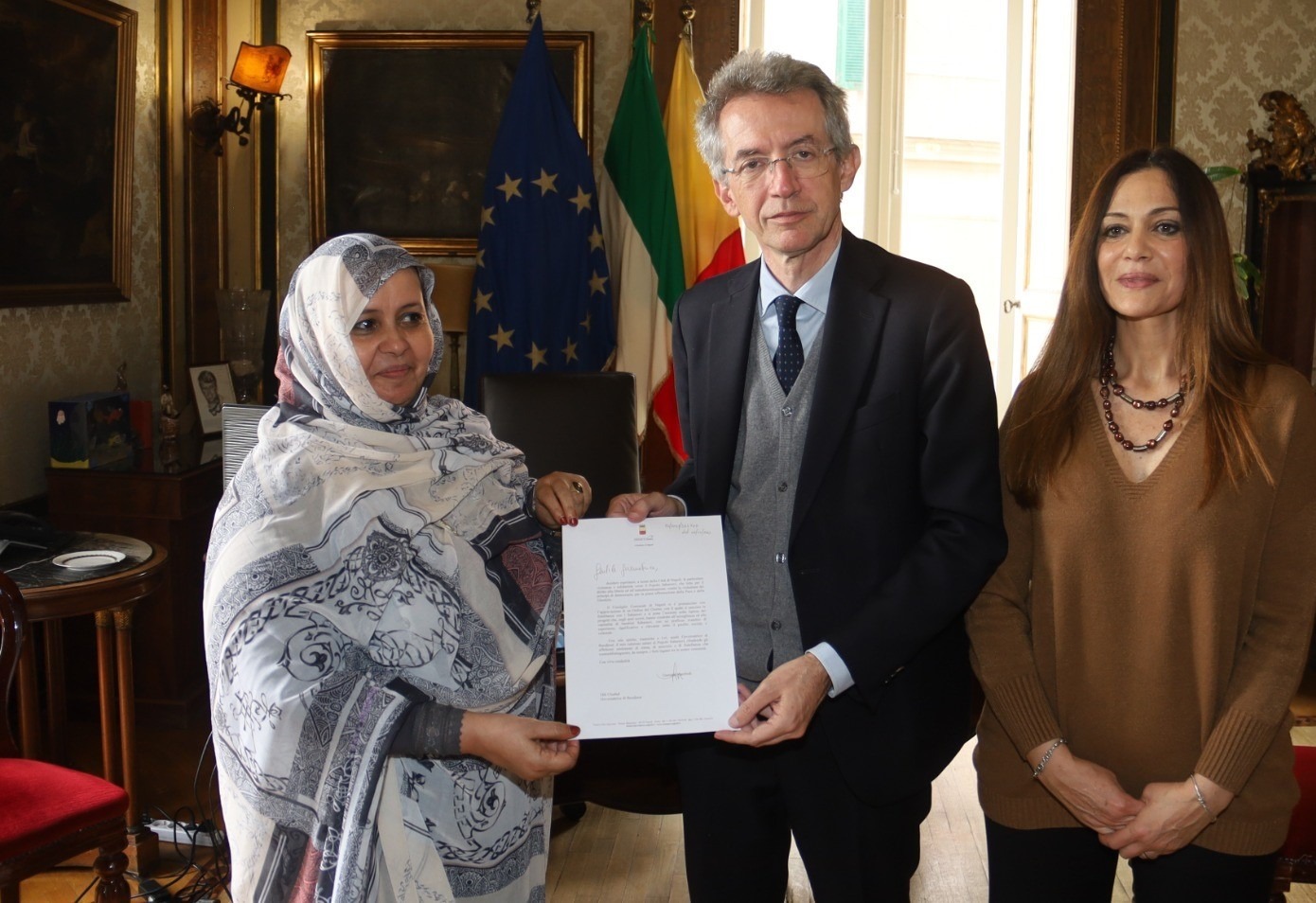 Il sindaco di Napoli Gaetano Manfredi, insieme alla presidente del consiglio comunale Vincenza Amato, ha incontrato questa mattina una delegazione di rappresentanti del popolo Saharawi. Durante l'incontro il sindaco Manfredi e la presidente Amato, sulla scorta dell'ordine del giorno approvato in consiglio comunale nei mesi scorsi, hanno ribadito il forte sostegno dell'amministrazione comunale e di tutta la città di Napoli al Popolo Saharawi ribadendo "gli affettuosi sentimenti di stima e di fratellanza che contraddistinguono, da sempre, i forti legami tra le nostre comunità". Manfredi ha anche ricordato la "particolare vicinanza e solidarietà di Napoli verso il popolo saharawi che lotta per il suo diritto alla libertà ed all'autodeterminazione"