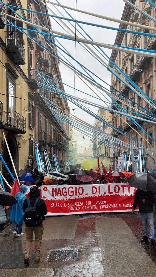 Napoli: 2 mila in corteo per il 1 Maggio: “contro la guerra per i diritti e i bisogni primari”