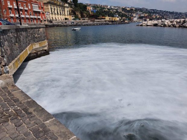 Napoli, Riva Fiorita: la schiuma comparsa a mare causata dalla pulizia di una piscina privata