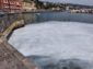Napoli, Riva Fiorita: la schiuma comparsa a mare causata dalla pulizia di una piscina privata