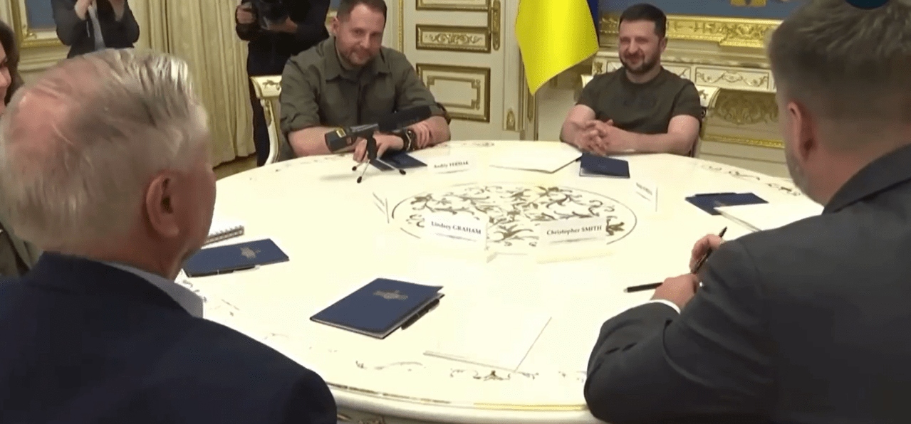 Un senatore americano: “i russi stanno morendo, il miglior denaro che abbiamo speso”. Mosca replica: “farete la fine del Terzo Reich”