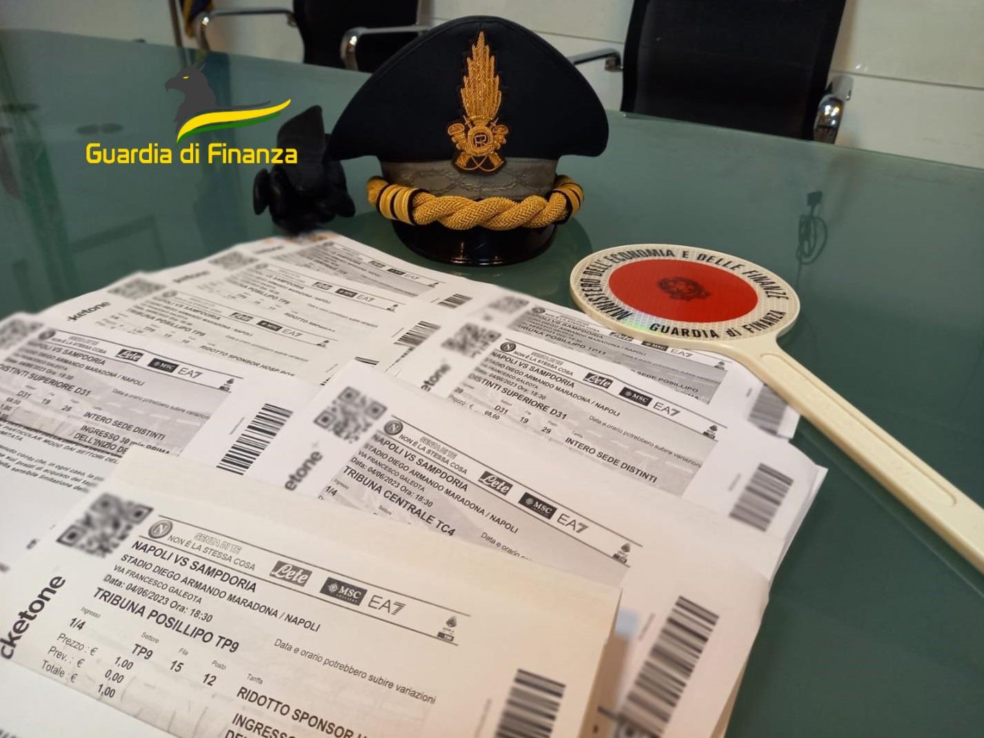 Blitz delle fiamme gialle contro i bagarini: ritirati 250 biglietti per assistere Napoli-Sampdoria