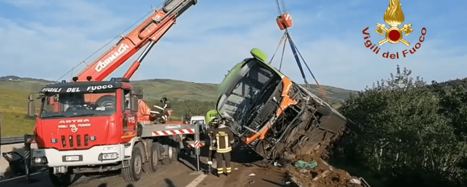 Grave incidente su A16: bus finisce in scarpata, un morto e 14 feriti